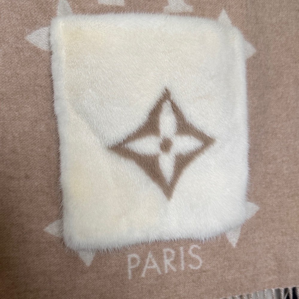 Louis Vuitton Tan and White Cold Reykjavik Monogram Scarf (NWOT) - Picture 3 of 11